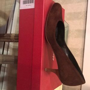 Ferragamo Fondente suede kid pumps